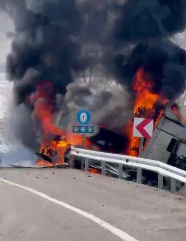 Devrilen tır alev alev yandı