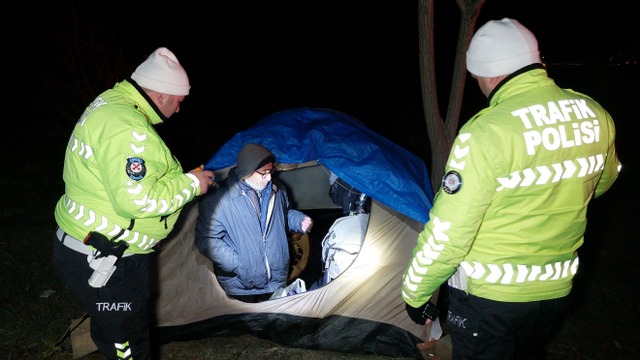 Parası olmadığı için Rize'den Balıkesir'e bisikletle giden şahıs Samsun'da donmaktan son anda kurtarıldı