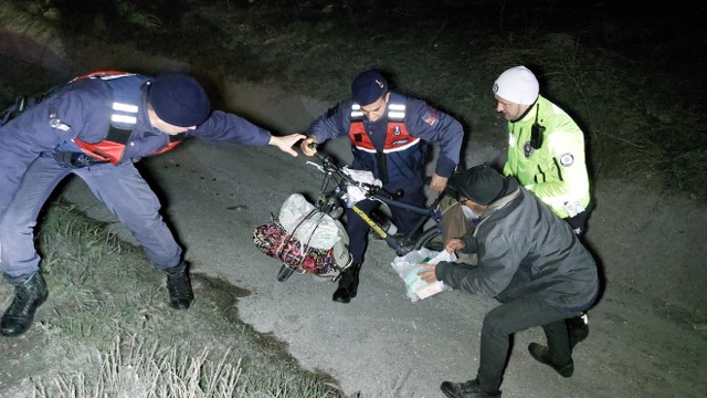 Parası olmadığı için Rize'den Balıkesir'e bisikletle giden şahıs Samsun'da donmaktan son anda kurtarıldı