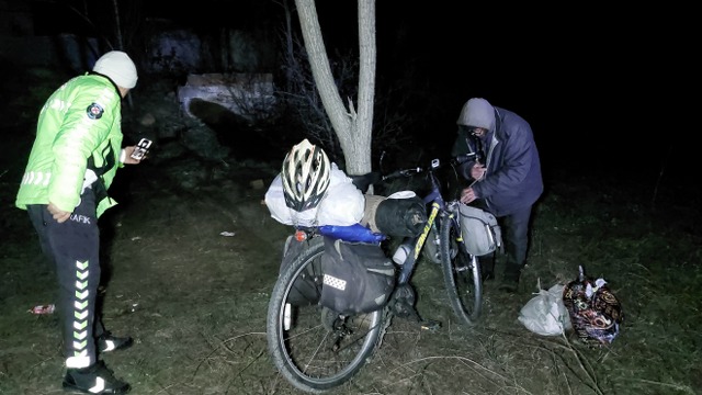 Parası olmadığı için Rize'den Balıkesir'e bisikletle giden şahıs Samsun'da donmaktan son anda kurtarıldı