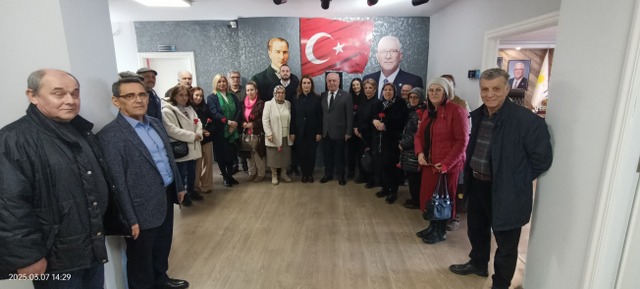İYİ Parti Samsun'da 8 Mart Dünya Kadınlar Günü'nde çiçekli kutlama