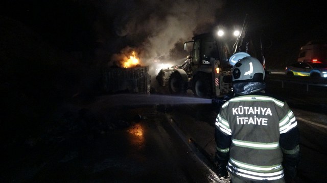 İplik yüklü tır cayır cayır yandı