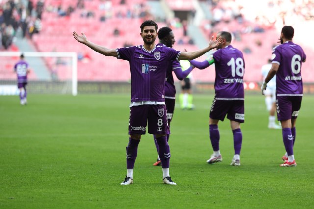 Soner Aydoğdu Adana Demirspor'a 2 maçta 3 gol 1 asist yaptı