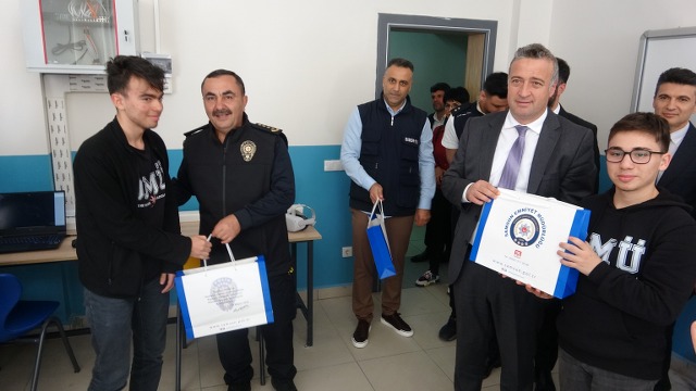 Samsun'da polislerden öğrencilere güvenli internet uyarısı