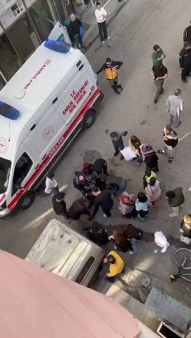 Sokakta yürürken sırtından bıçaklandı