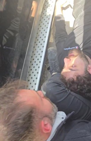 Boşanma davası sonrası kız tarafı erkek tarafına saldırdı. Damat öldüresiye dövüldü