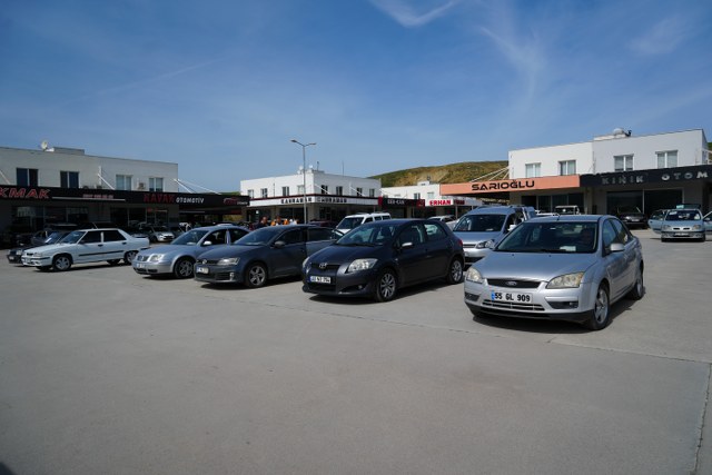 Samsun'da ikinci el oto pazarında esnaf sinek avlıyor