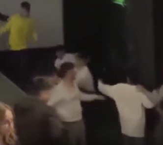 Ünlü rapçi Çakal’ın film tanıtımda büyük kavga! Yumruklar havada uçuştu