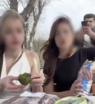 İstanbul’da piknik yapan genç kızları çeken şahıstan şaşırtan cevap: “Yollusunuz”