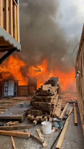 İş yerinde yangın çıktı! İş yeri sahipleri polislere saldırdı