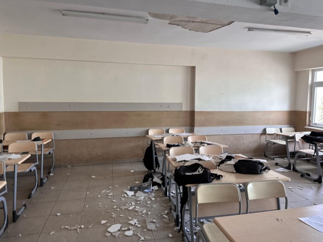 Derste korku dolu anlar! Öğrencilerin üzerine tavan sıvası çöktü! 4 öğrenci yaralandı