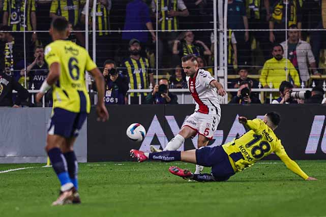 Samsunspor'un Fenerbahçe'ye deplasmanda yenilmeme rekoru 21 yıla çıktı
