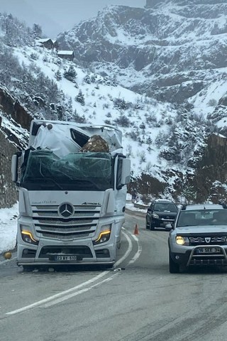 Dağdan kopan dev kaya tırın üzerine düştü