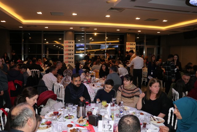 Samsun'da kanserle mücadele eden çocuklar ve aileleri LÖSEV'in iftarında buluştu