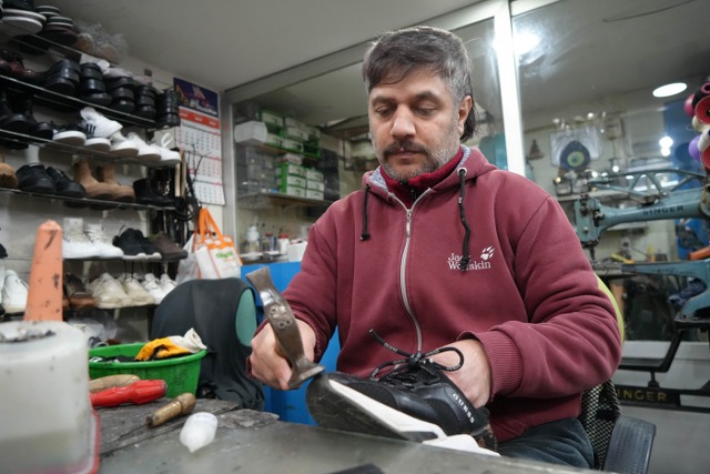 Samsun'da kara kış ayakkabı tamircilerinin işlerini açtı