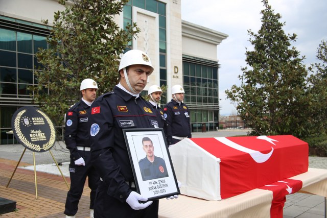 Yangından dönerken kaza yaptı hayatını kaybetti! 5 ay önce nişanlanan itfaiye eri toprağa verildi