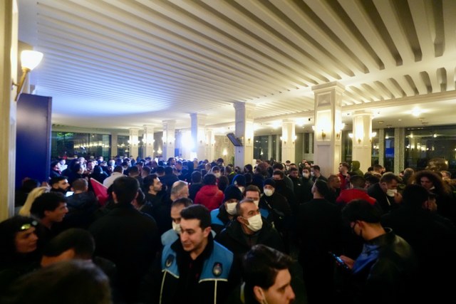 Saraçhane'de gösteri yapan grup, İBB binasının camlarını kırıp içeri girdi