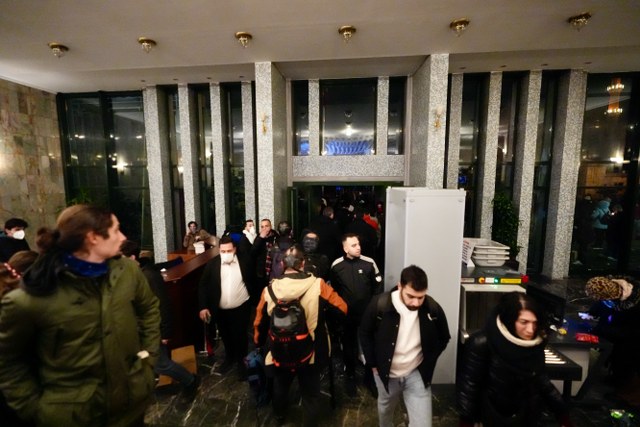 Saraçhane'de gösteri yapan grup, İBB binasının camlarını kırıp içeri girdi