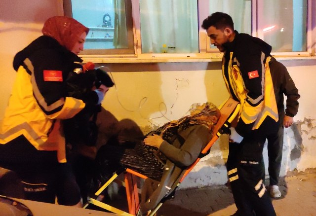 Apartman dairesinde yangın! 1'i çocuk 5 kişi dumandan etkilendi