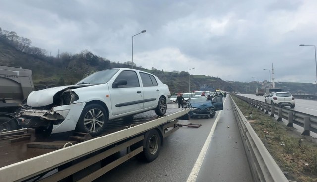 Samsun'da 4 araç birbirine girdi