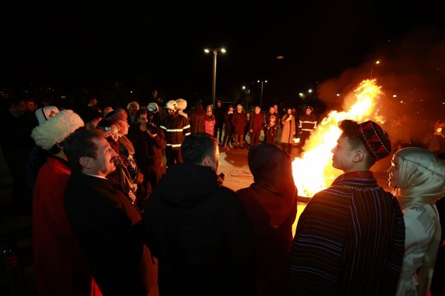 Samsun'da protokol ve öğrenciler Nevruz ateşinin etrafında toplandı