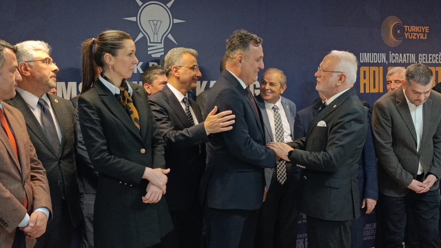 Samsun'da 14 meclis üyesi AK Parti'ye geçti! Rozetlerini Genel Başkan Vekili Mustafa Elitaş taktı
