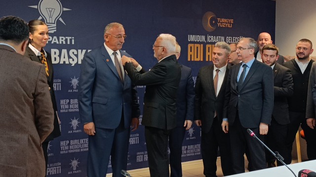 Samsun'da 14 meclis üyesi AK Parti'ye geçti! Rozetlerini Genel Başkan Vekili Mustafa Elitaş taktı
