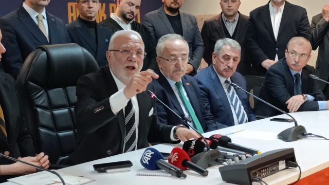 Samsun'da 14 meclis üyesi AK Parti'ye geçti! Rozetlerini Genel Başkan Vekili Mustafa Elitaş taktı