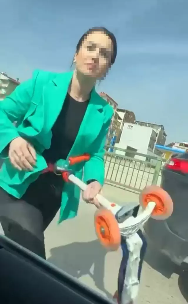 Trafikte kadın sürücüler arasında gerilim! Skuter ile uyaran şoföre saldırdı