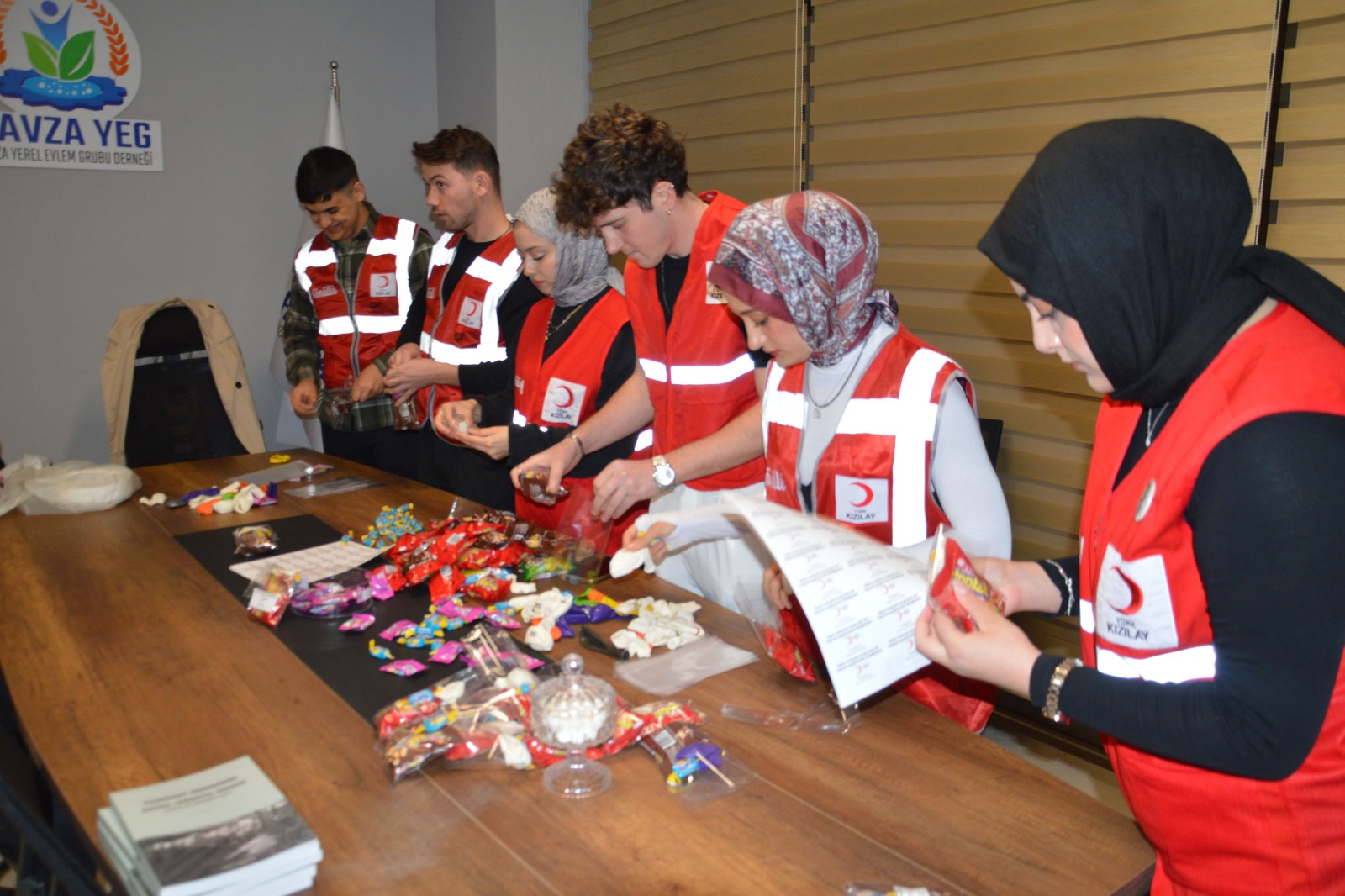 Samsun'da Kızılay gönüllüleri camiye gelen çocuklara hediye bıraktı