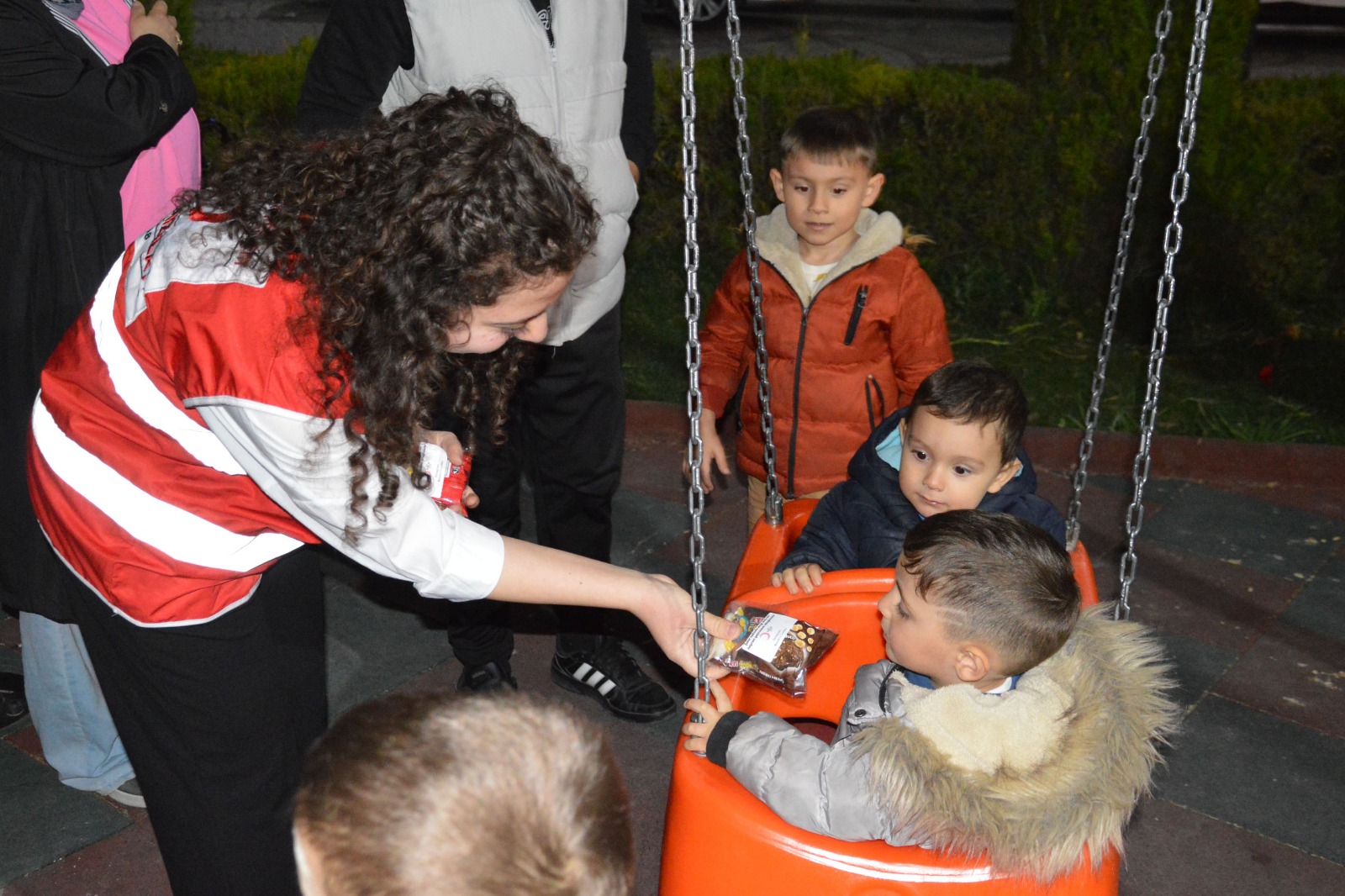 Samsun'da Kızılay gönüllüleri camiye gelen çocuklara hediye bıraktı