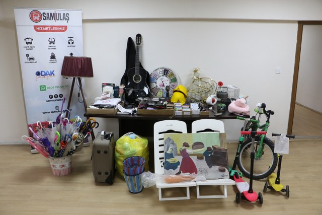 Samsun'da vatandaşların toplu ulaşım araçlarında unuttuğu eşyalar şaşırtıyor