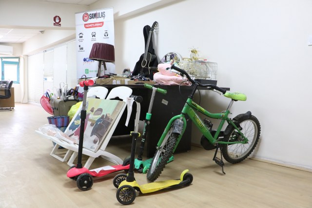 Samsun'da vatandaşların toplu ulaşım araçlarında unuttuğu eşyalar şaşırtıyor