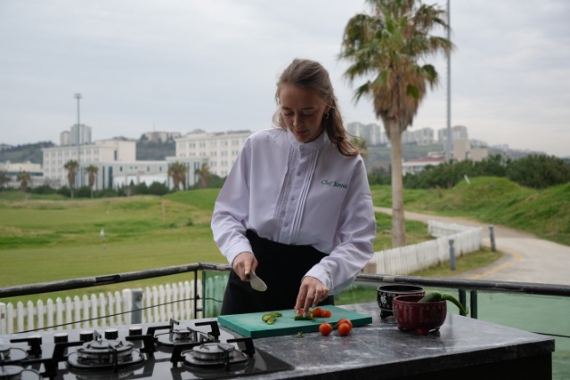 7 sene önce geldiği Türkiye'de İslamiyeti seçen Rus Yana Aydemir Samsun'da şeflik yapıyor