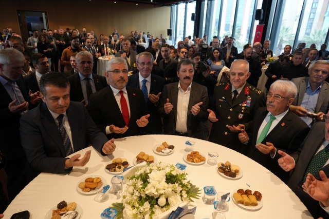 Samsun protokolü Ramazan Bayramı'nın ilk günü bayramlaştı