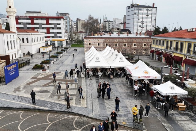 Samsun Büyükşehir bayram namazından çıkanlara sıcak çorba ikram etti