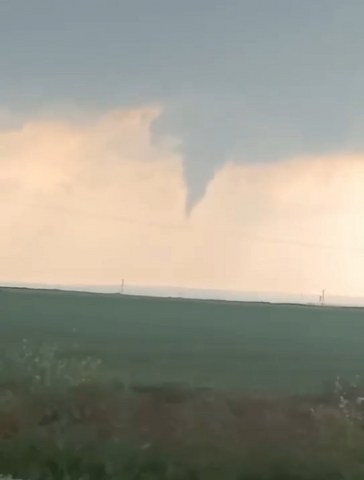Mardin’de hortum çatıları uçurdu, ağaçları devirdi