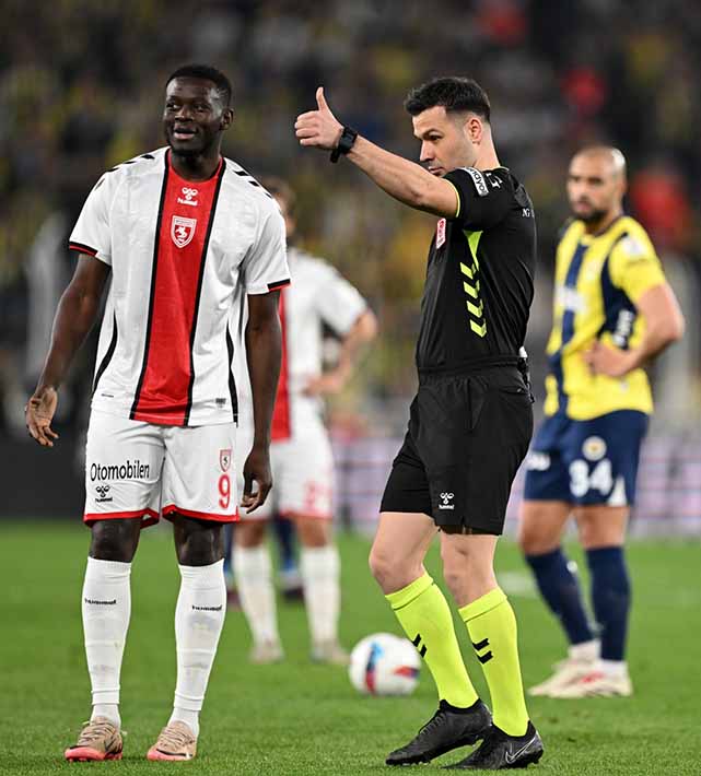 Hakem Cihan Aydın'ın çifte standardı! Marius'a kırmızı Osimhen'e devam