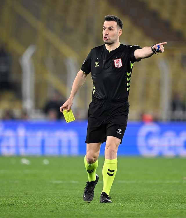 Hakem Cihan Aydın'ın çifte standardı! Marius'a kırmızı Osimhen'e devam