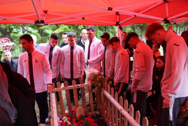 Volkan Konak'ın kabri sevenleriyle dolup taşıyor