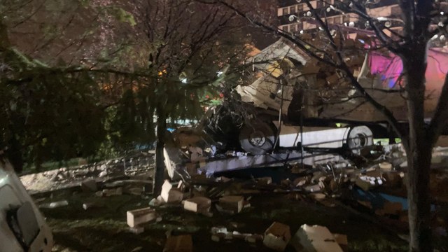 Ankara'da dehşet anları!  Freni boşalan tır parka daldı! 1 kişi öldü