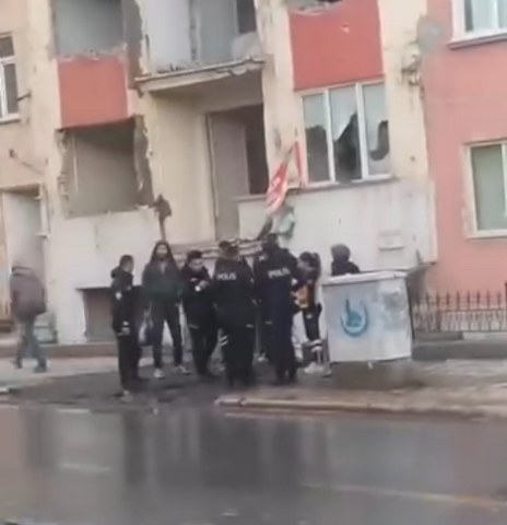 31 yaşındaki  yabancı uyruklu Abbas Enveri, ağır hasarlı binada ölü bulundu