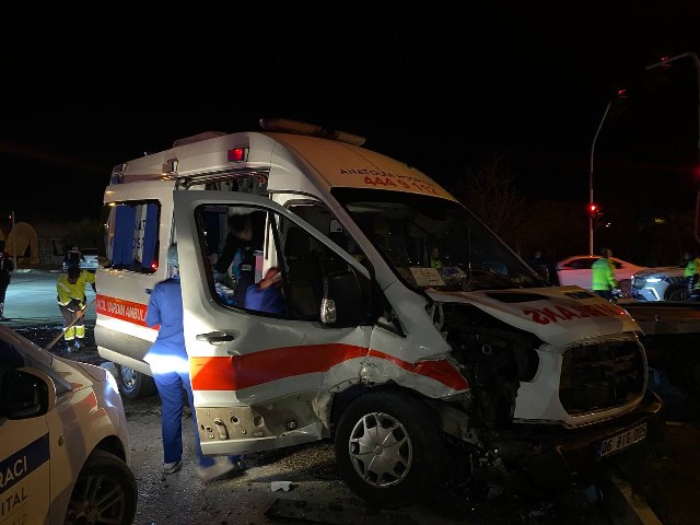 Antalya'da ambulans ile otomobil kazaya karıştı! 9 kişi yaralandı