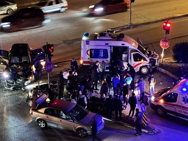 Antalya'da ambulans ile otomobil kazaya karıştı! 9 kişi yaralandı