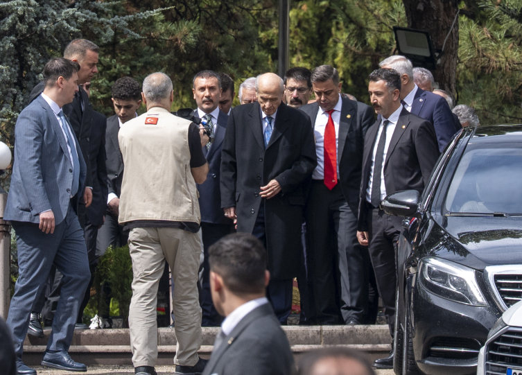 MHP Genel Başkanı Devlet Bahçeli Alparslan Türkeş'in kabrini ziyaret etti! Partililer karanfillerle karşıladı