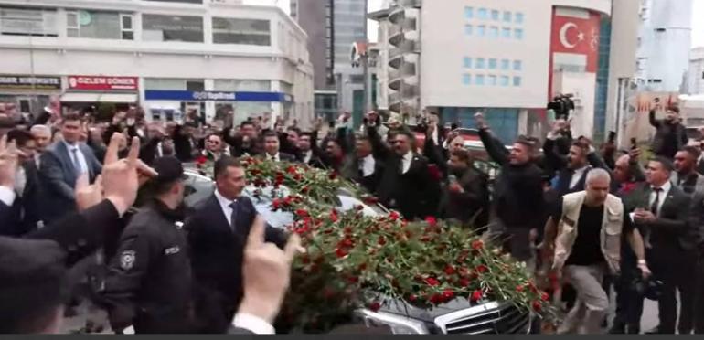 MHP Genel Başkanı Devlet Bahçeli Alparslan Türkeş'in kabrini ziyaret etti! Partililer karanfillerle karşıladı