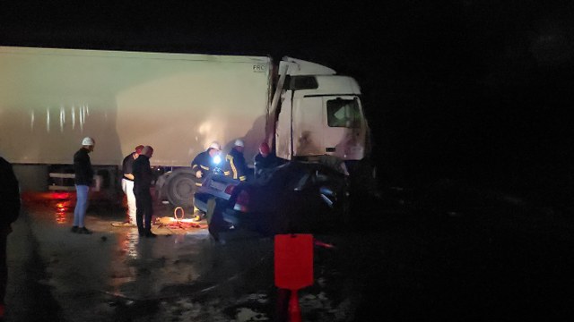 Karayolunda feci ölüm! Tır, otomobilin üzerine devrildi! 1 ölü, 1 yaralı