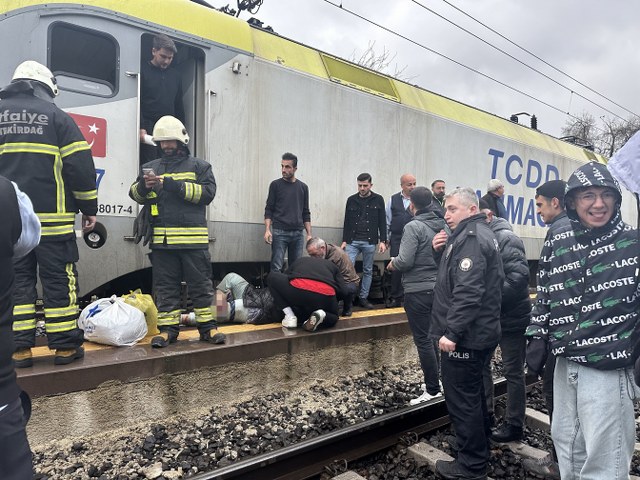 Tren ile peron arasına sıkıştı! Makinistin dikkati ölümden kurtardı
