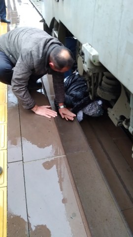 Tren ile peron arasına sıkıştı! Makinistin dikkati ölümden kurtardı