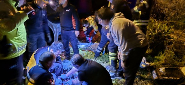 Otomobil kontrolden çıktı! Çay kenarına uçtu 5 kişi yaralandı